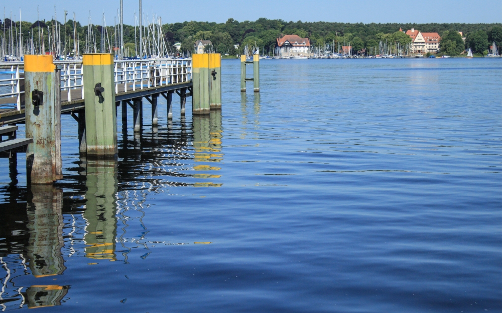 Berlin-Wannsee; Blick vom Hafen über den See