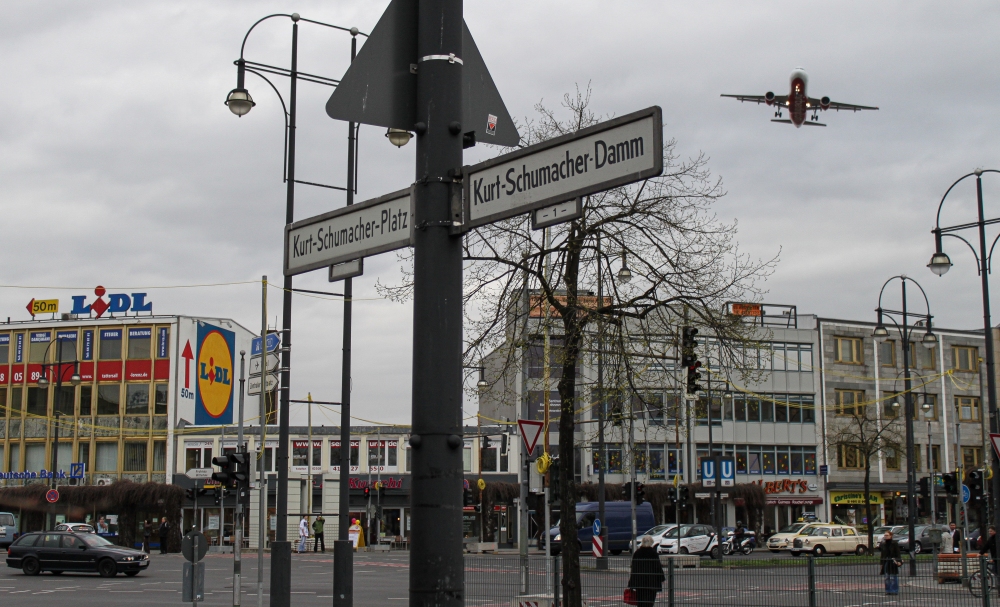 Berlin-Tegel; Kurt-Schumacher-Damm mit Flieger