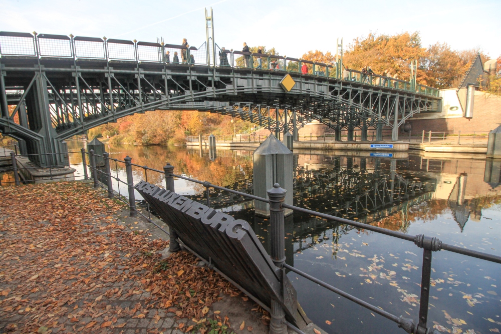 Berlin-Tiergarten Lichtensteinbrücke und Rosa Luxemburg Gedenkstätte