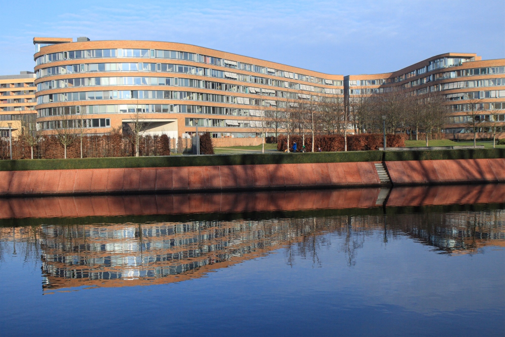 Berlin-Moabit; Spreeufer an der Bundesschlange