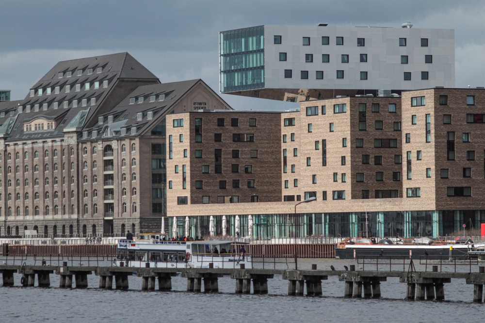 Berlin; Osthafen mit Speicher und Hotel