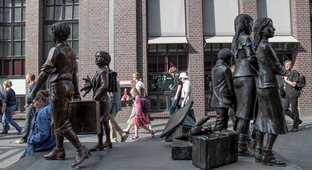 Züge in das Leben-Züge in den Tod, Bahnhof Friedrichstraße