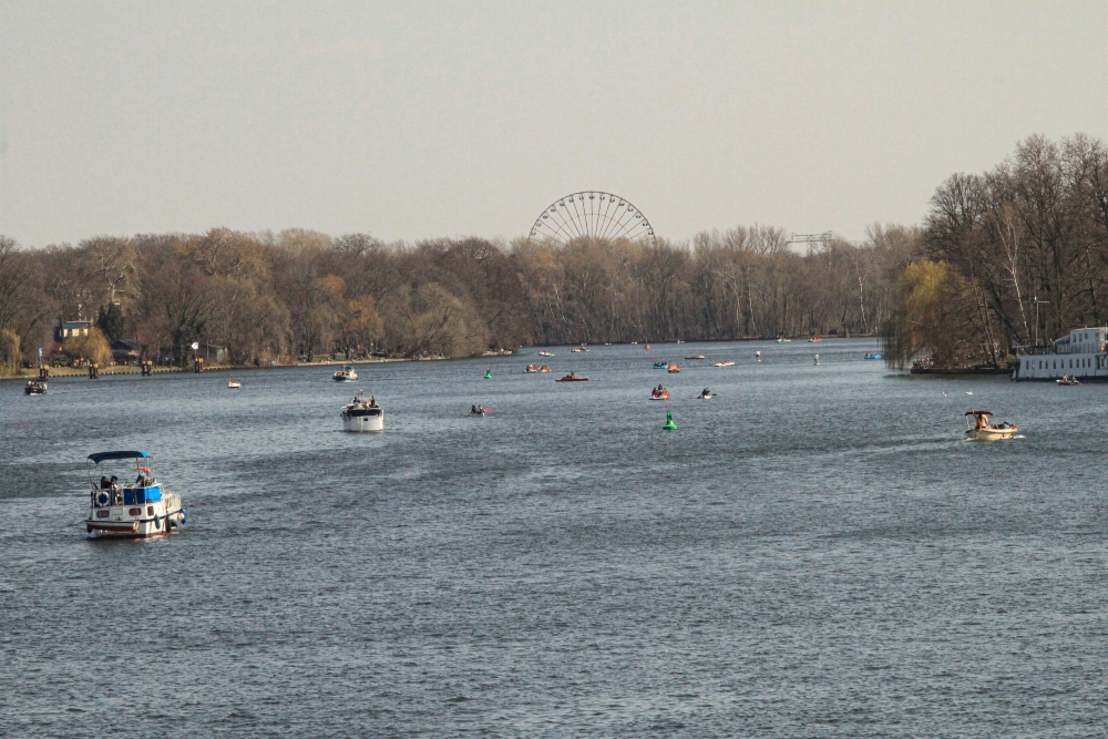 Berlin-Treptow; Blick von der Abteibrücke zum Plänterwald