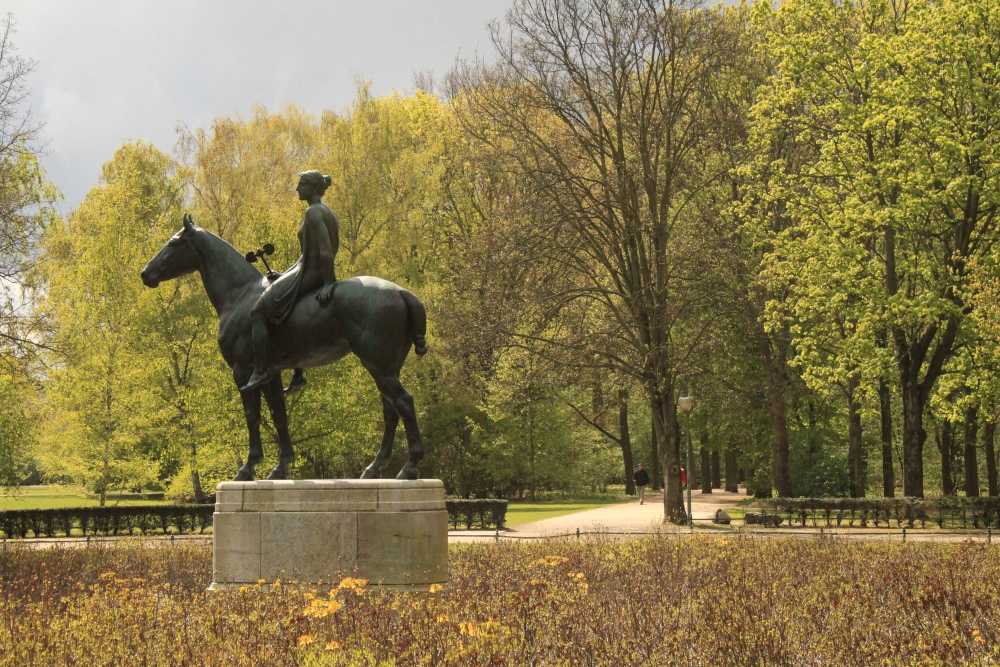 Berlin-Tiergarten; Amazone zu Pferde