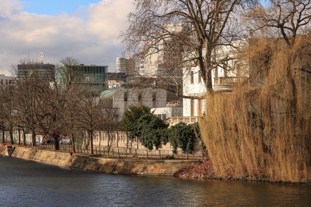 Berlin; Landwehrkanal am Bauhausarchiv