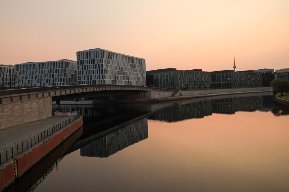 Spreebogen, Kapelle-Ufer