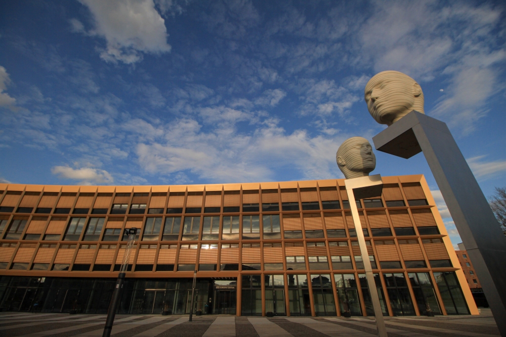 Berlin-Adlershof; Forum mit Kopfbewegung