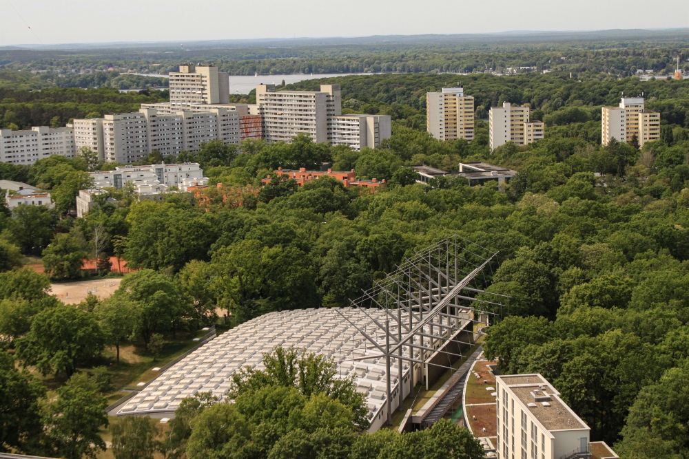 Berlin-Pichelsberg; Blick über das Eisstadion und die Wohnsiedlung Angerburger Allee zur Havel