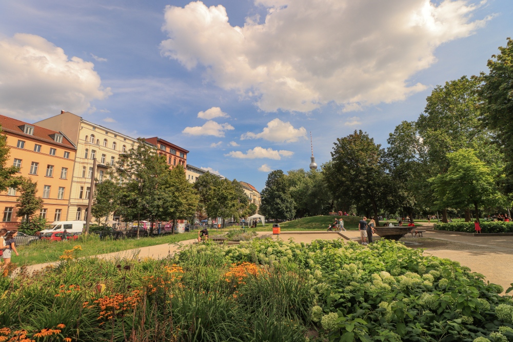 Berlin-Mitte; Monbijoupark an der Oranienburger Straße