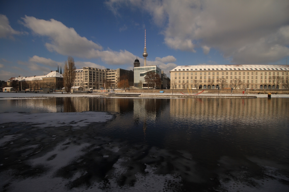 Berlin-Mitte; Winter and der Spree, Blick zum Rolandufer