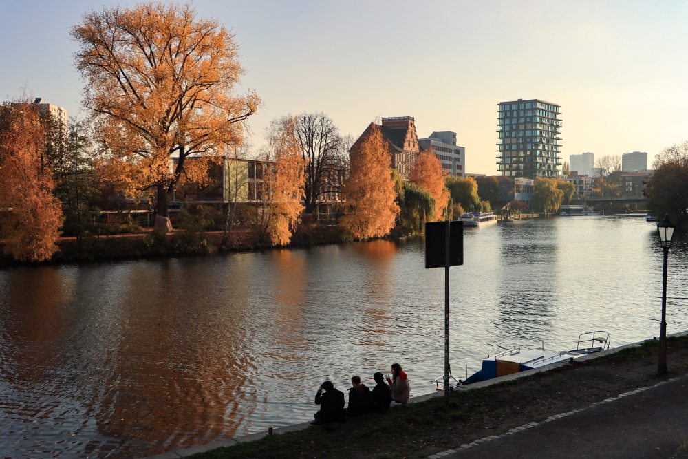 Berlin; Spreeufer am Bundesratufer; Blick zum Hansaviertel