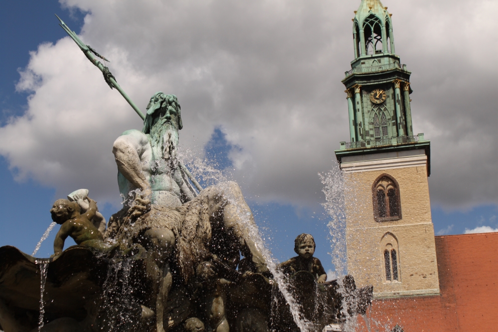 Neptunbrunnen und Marienkirche