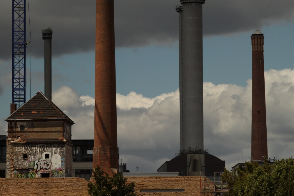 Berlin; Schornsteine an der Spree