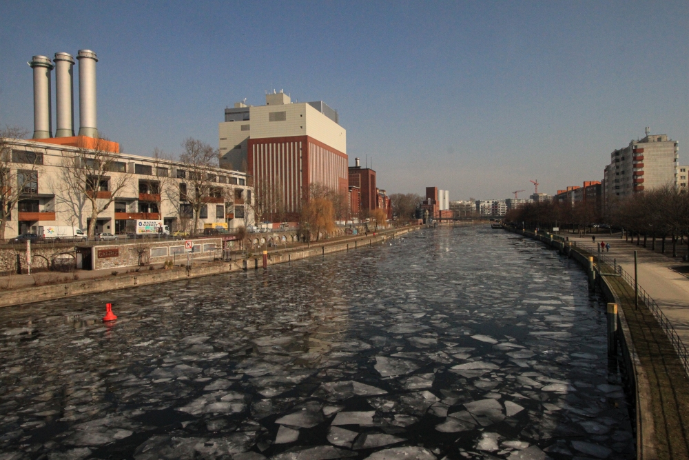 Berlin-Charlottenburg; Spreeufer mit kraftwerk