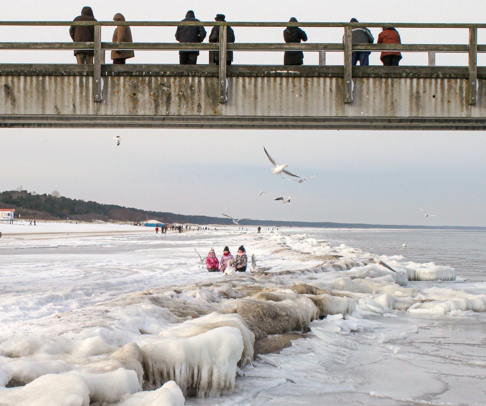 Winter an der Ostsee; Strand an der Vinetabrücke in Zinnowitz