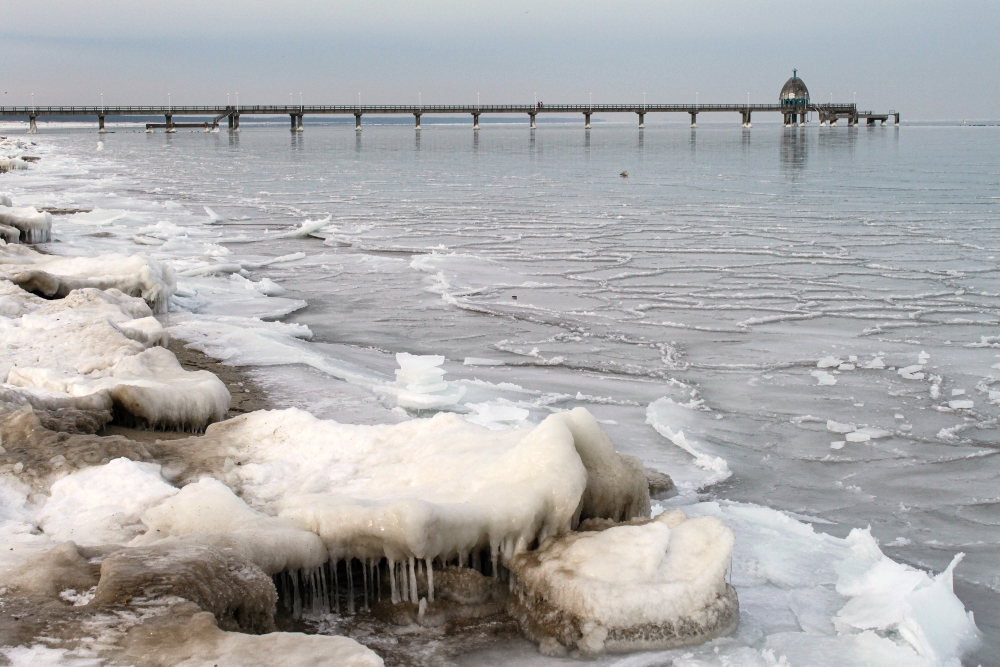 Winter an der Ostsee; Strand an der Vinetabrücke in Zinnowitz