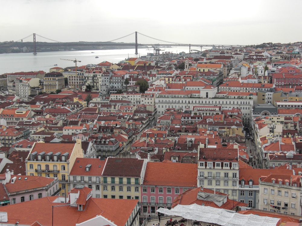 Lissabon; Unterstadt mit Tejo Brücke