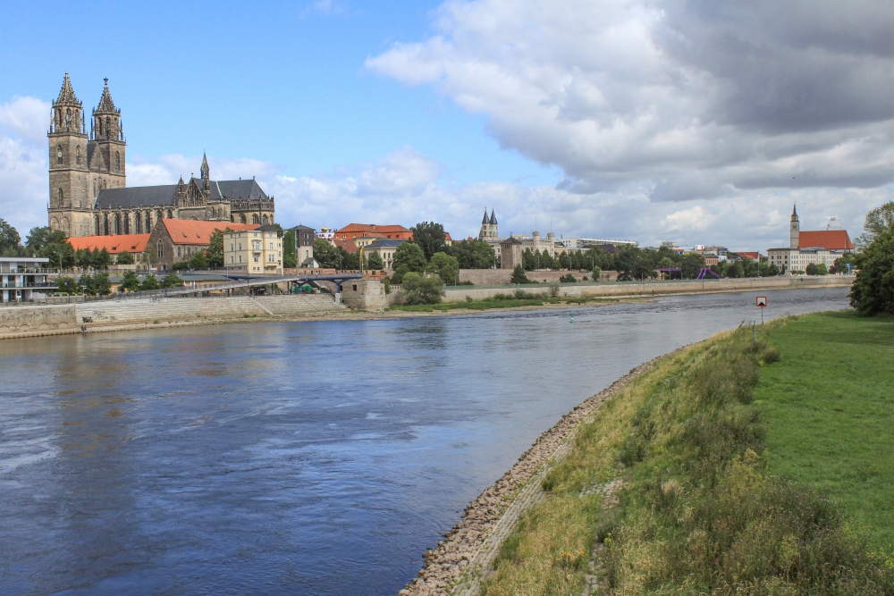 Magdeburg; Elbpanorama mit Dom, Klosterkirche und St. Johannis