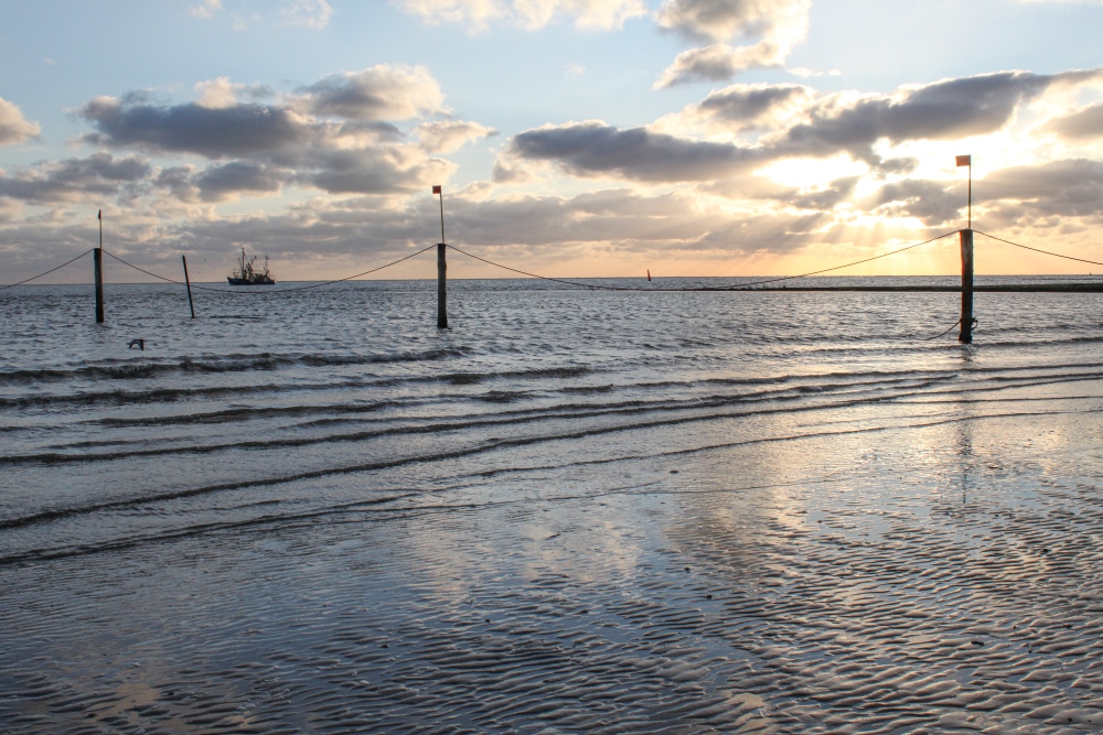 Norderney; Abendstimmung mit Krabbenkutter