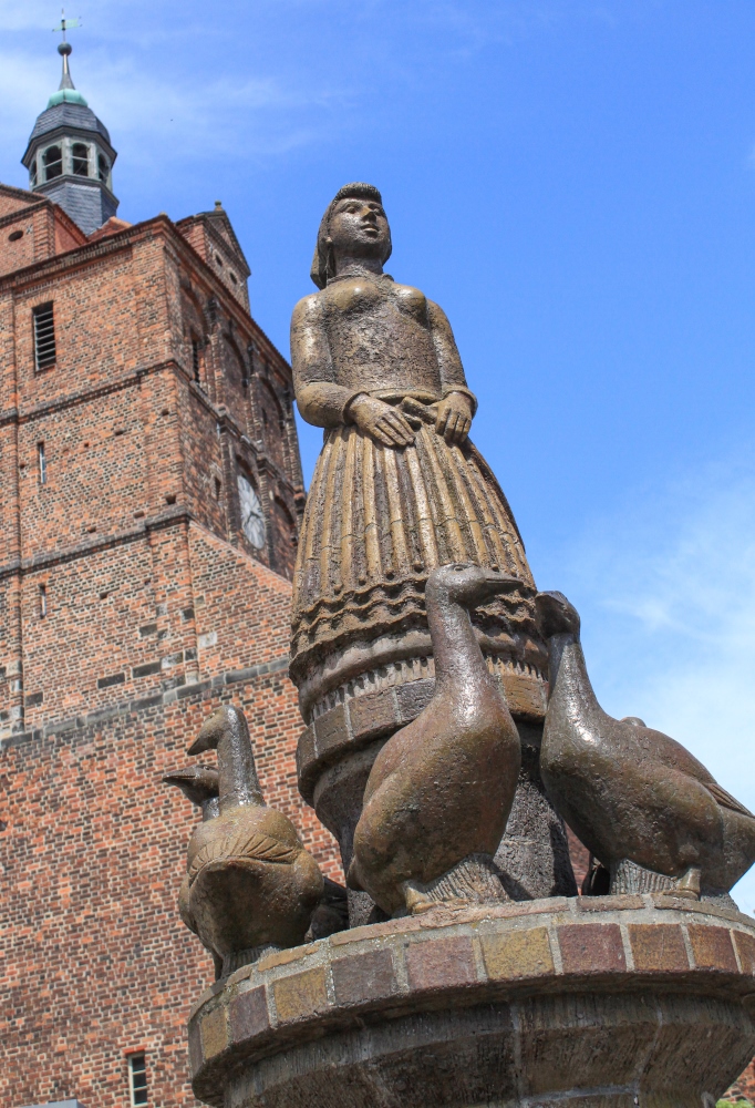 Dommitzsch (Elbe); Gänsebrunnen vor der Marienkirche