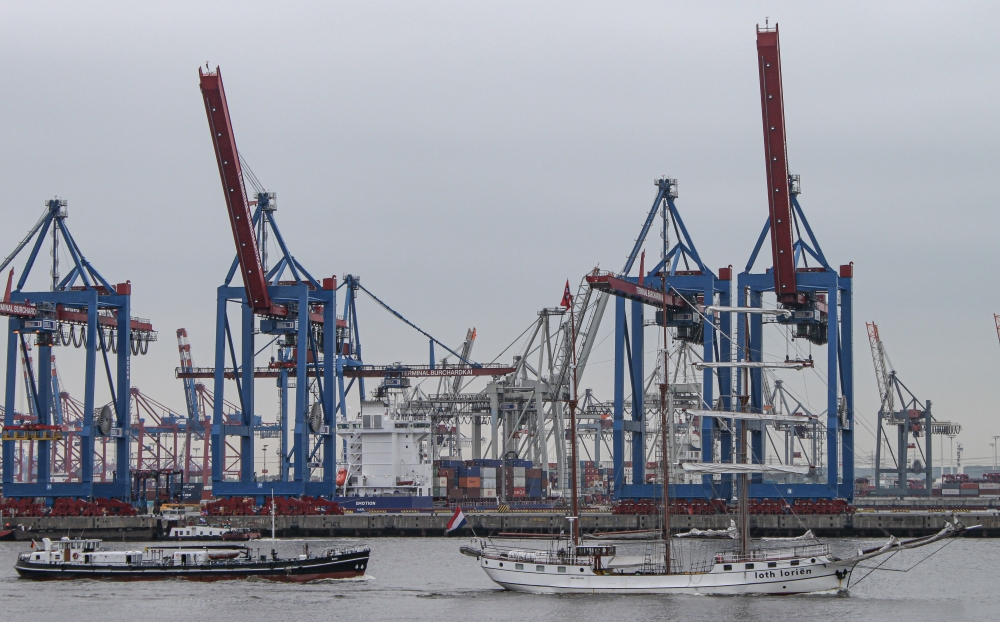 Hamburg; Historische Schiffe vor dem Containerterminal