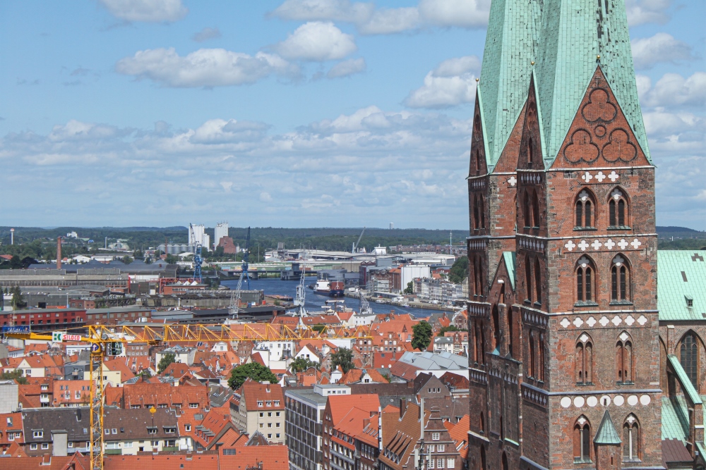 Lübeck; Turmpaar von St. Marien mit Hafen