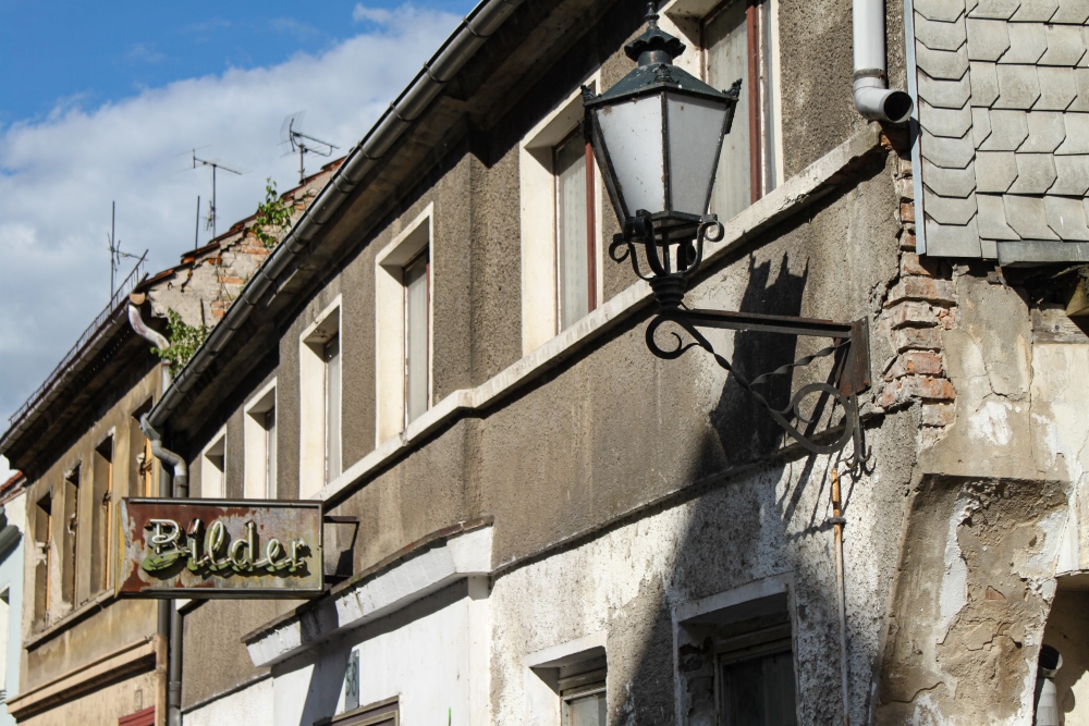 Brandenburg a. d. Havel; Warten auf Sanierung, Fassade in der Neustadt