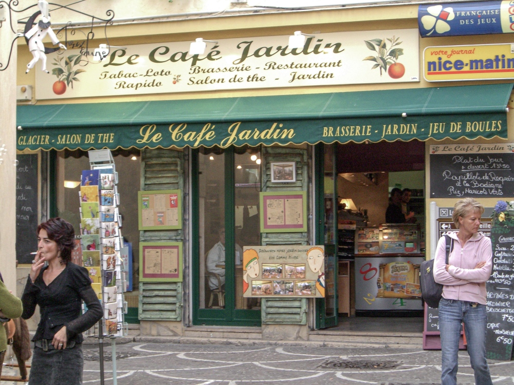 Antibes; Straßenszene vor dem Cafe