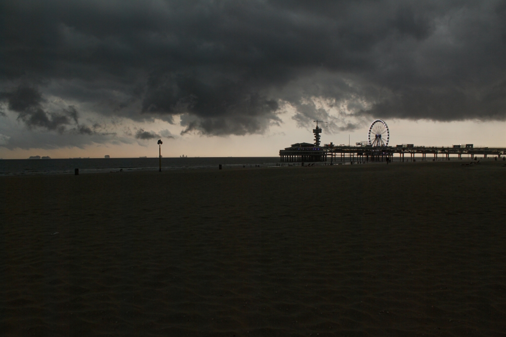 Scheveningen; Dunkelheit am Sommertag