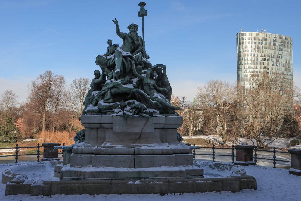 Düsseldorf; Vater Rhein Brunnen
