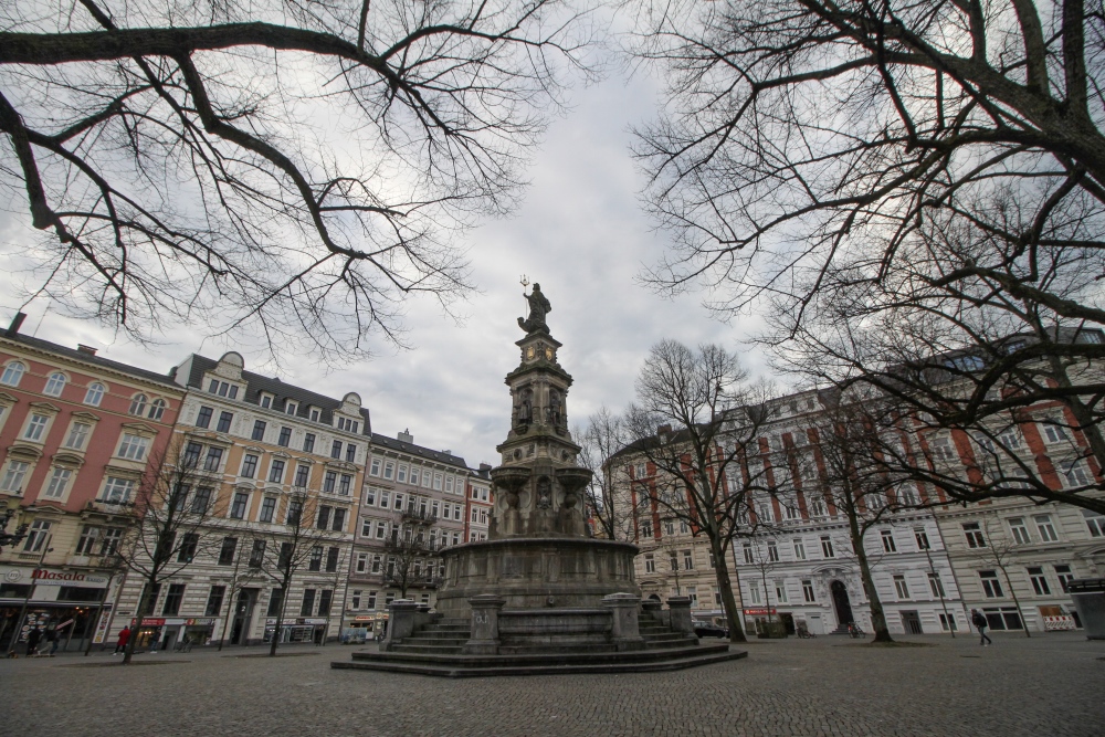 Hamburg; St. Georg, Hansaplatz mit Hansabrunnen