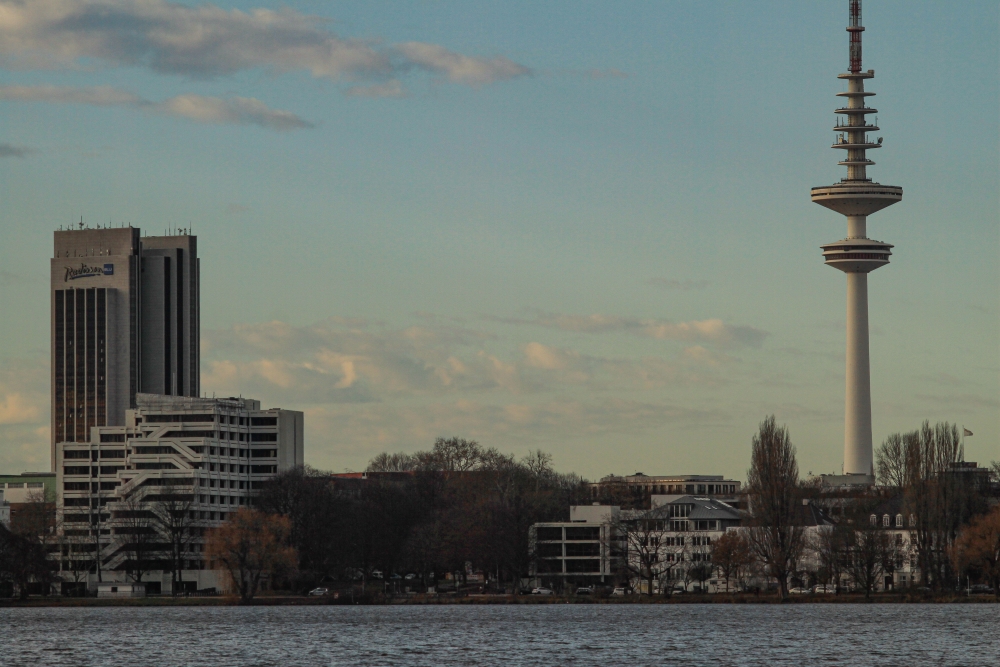 Hamburg; Alsterufer im Fokus