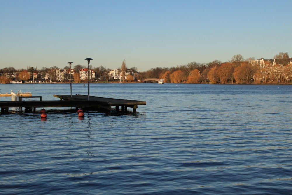 Hamburg; Winter an der Außenalster, Blick nach Winterhude
