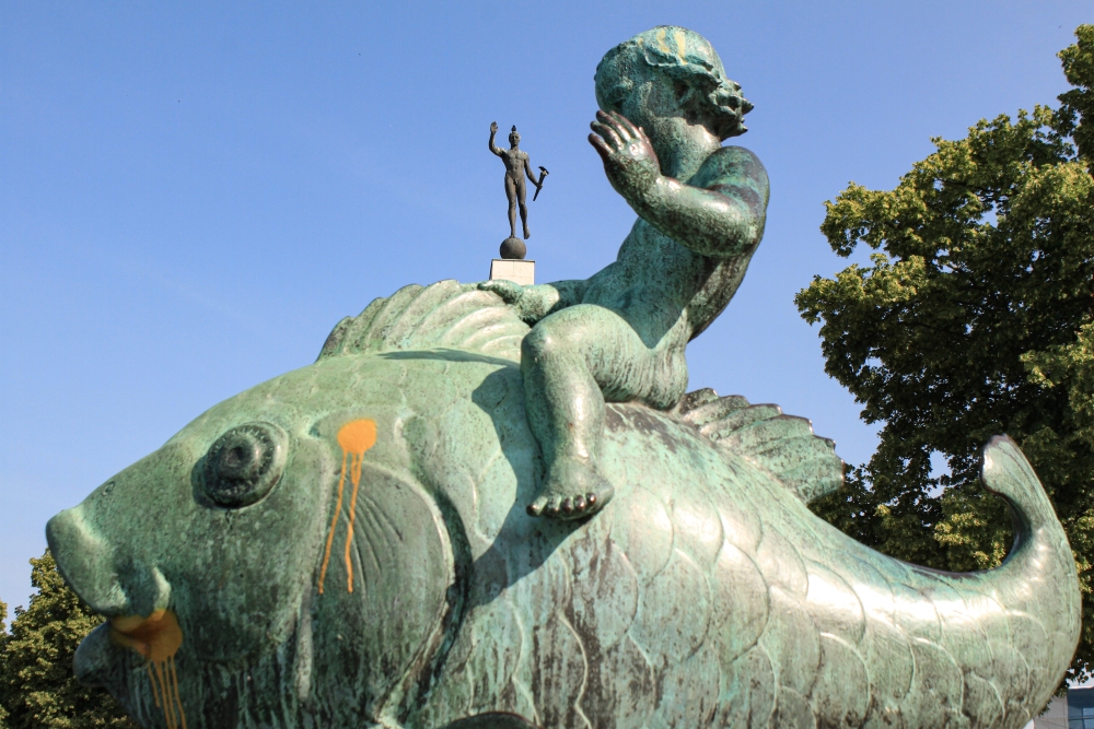 Hannover; Putte auf dem Fisch und Fackelträger am Maschsee