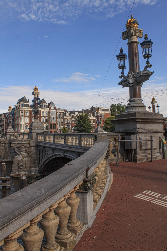 Amsterdam; Kandelaber auf der Blauwbrug