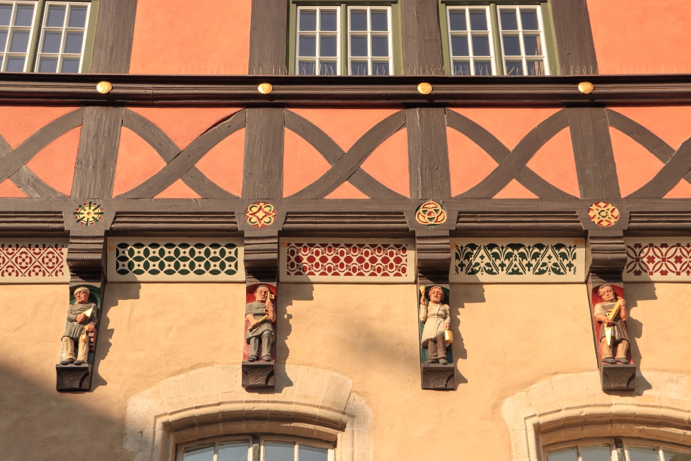 Wernigerode; Schnitzwerk am Rathaus