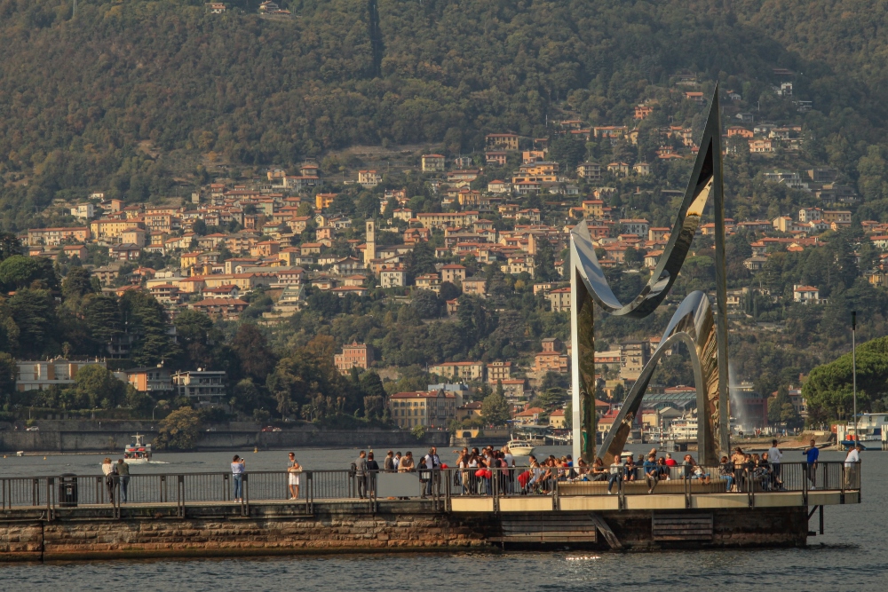 Como; Mole mit Life Electric Skulptur