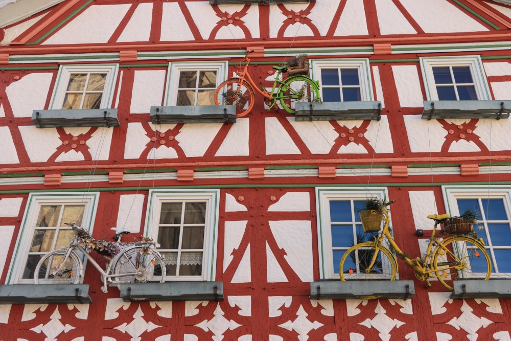 Meiningen; Räder im Blumenkasten