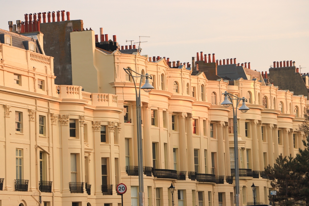 Typische Häuserzeile in England; Brunswick Square in Brighton