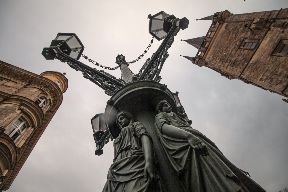 Prag; Kandelaber am Kleinseitner Brückenturm
