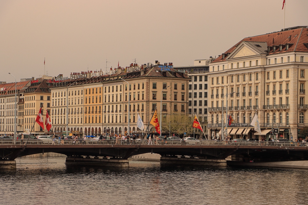 Genf; Pont du Mont-Blanc am Rhoneausfluss aus dem See