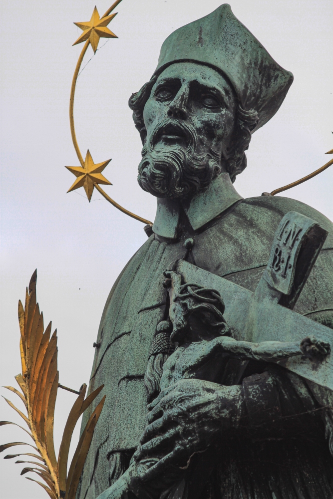 Prag; Heiliger Nepomuk auf der berühmten Karlsbrücke