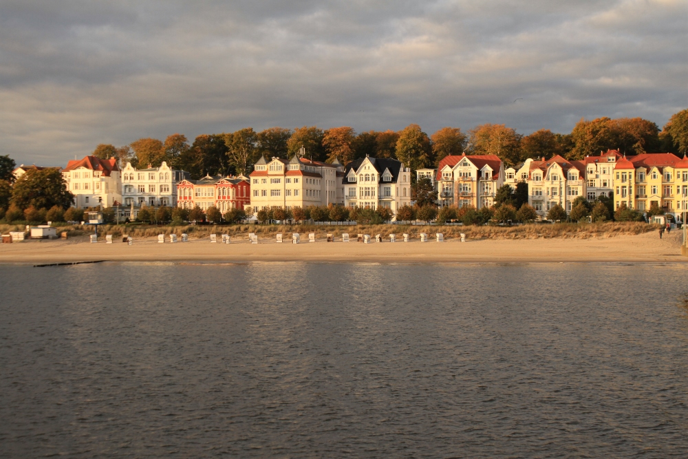 Seebad Bansin; Strand und Villen von der Seebrücke
