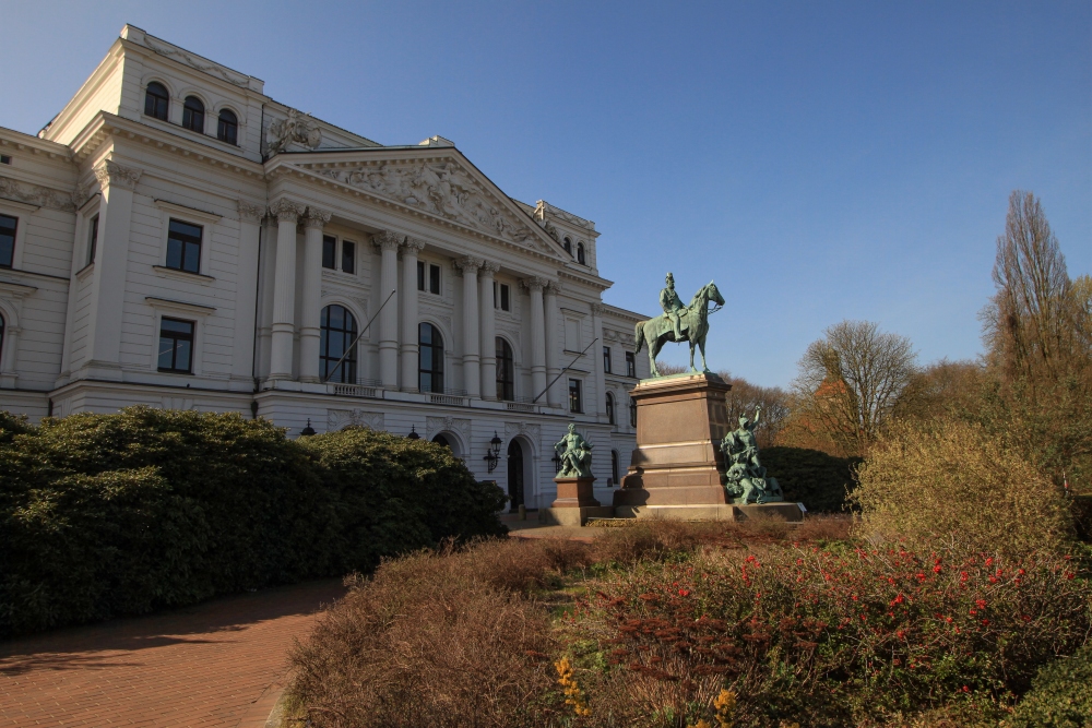 Hamburg; Altona, Platz der Republik mit Rathaus