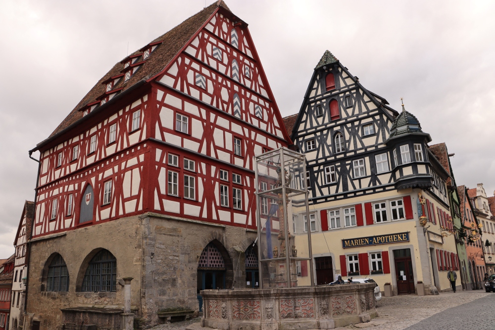 Rothenburg o. d. T.; Markt am Brunnen