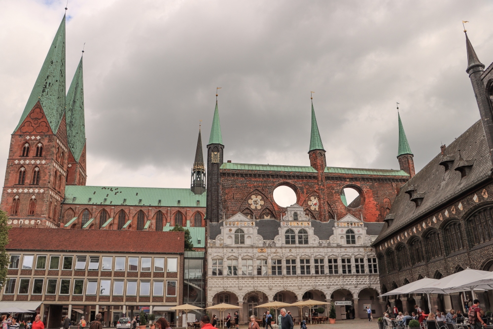 Lübeck; Marktecke am Rathaus mit St. Marien