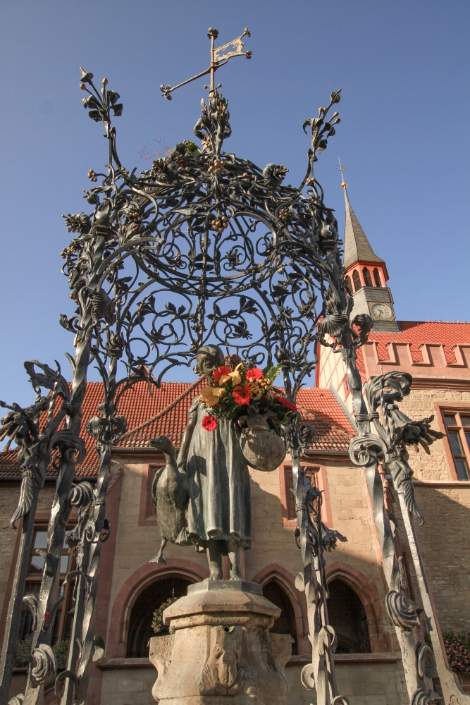 Göttingen; Gänseliesel-Brunnen vor dem Rathaus