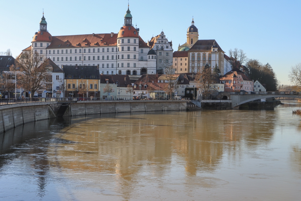 Neuburg a. d. Donau; Panorama mit Schloss