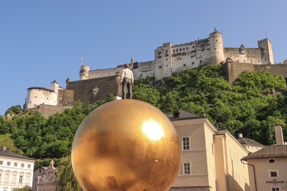 Salzburg; Goldene Kugel und Festung