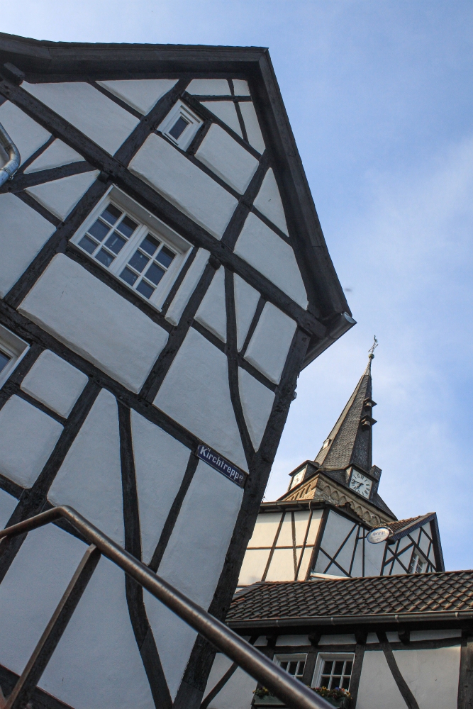 Essen-Kettwig; an der Kirchtreppe